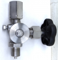 Pressure gauge valve without test port