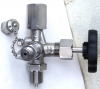 Pressure gauge valve without test port that can be closed separately